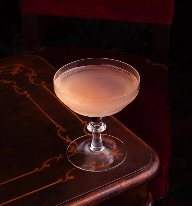 @rasputinfirenze is a unique and mysterious secret bar, with aesthetics suspended between the 1920s speakeasy and a lounge for seances. Somewhere in Santo Spirito, Florence, one will be able to enjoy #cocktails recipes that are at the same time elaborate and simple, based on spirits of great quality with few, essential aromatic touches.#luxuryexperiences #travelitaly #lartisienparis
